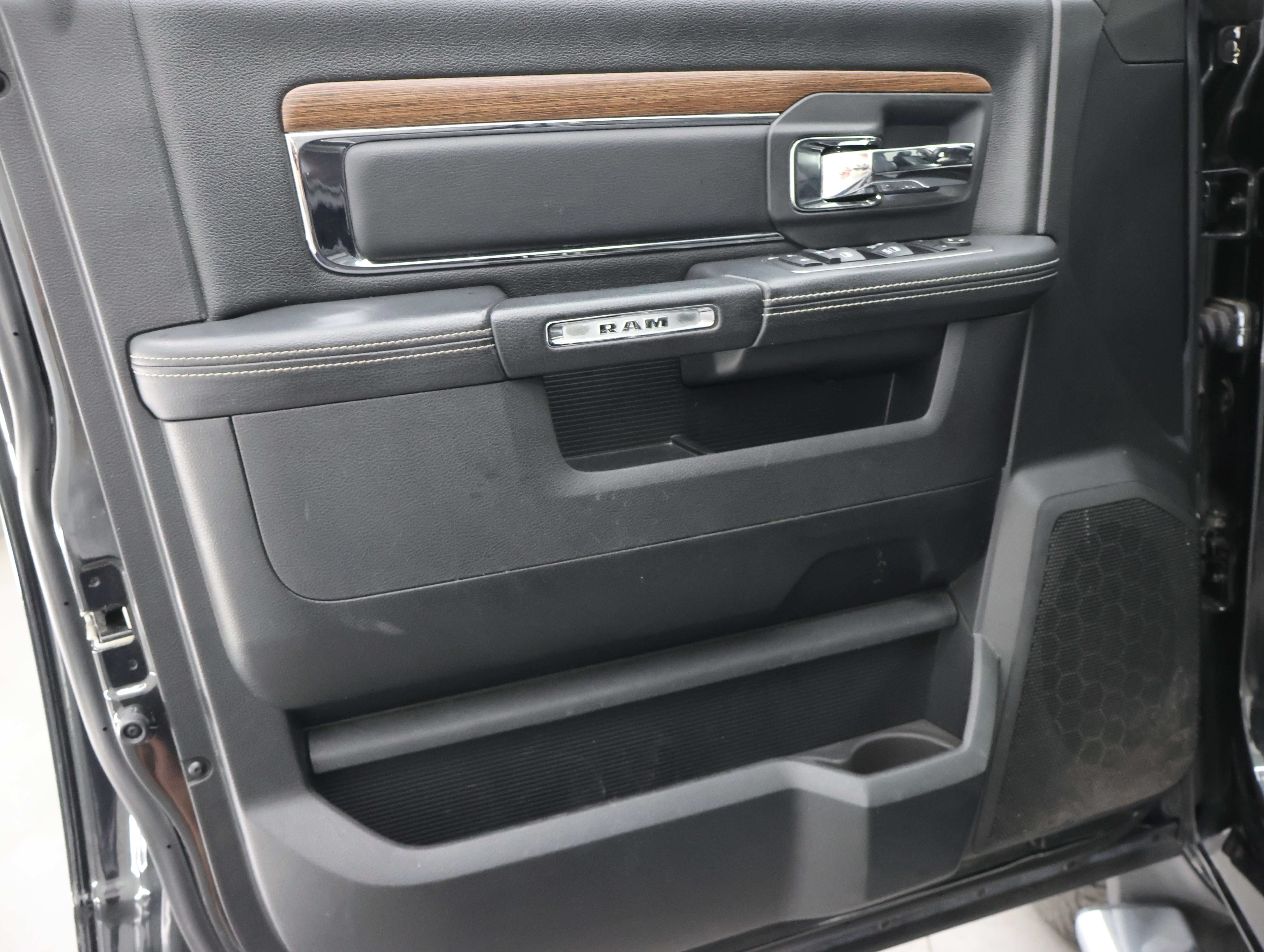 Used 2018 RAM 1500 Laramie w/ Convenience Group AWD/4WD image 41