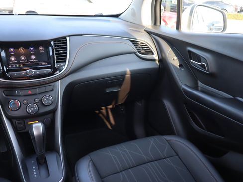 Used 2022 Chevrolet Trax LT w/ LT Convenience Package AWD/4WD image 13