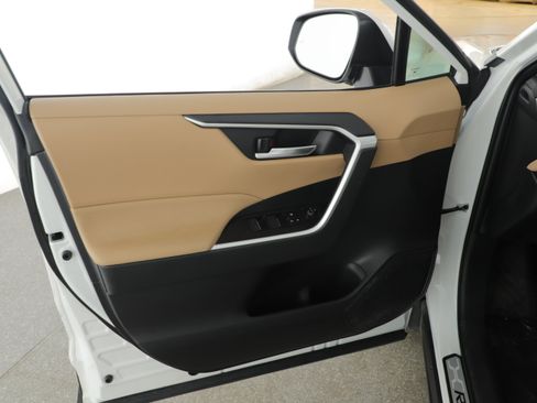 Used 2023 Toyota RAV4 XLE w/ Convenience Package image 5