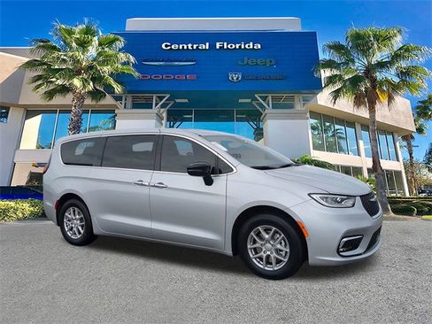 New 2026 Chrysler Pacifica Select image 2