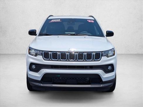 Used 2025 Jeep Compass Latitude AWD/4WD image 2