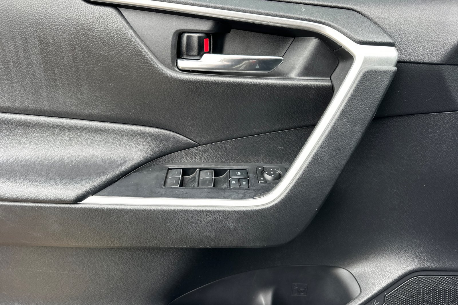 Used 2022 Toyota RAV4 XLE w/ Convenience Package AWD/4WD image 10