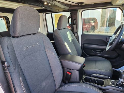 Used 2024 Jeep Wrangler Sahara image 12