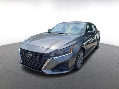 Used 2025 Nissan Altima 2.5 SV FWD image 2
