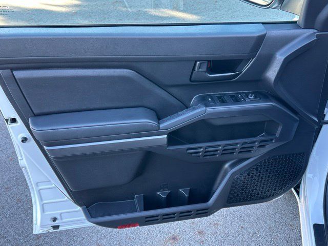 Used 2025 Toyota Tacoma SR5 AWD/4WD image 22