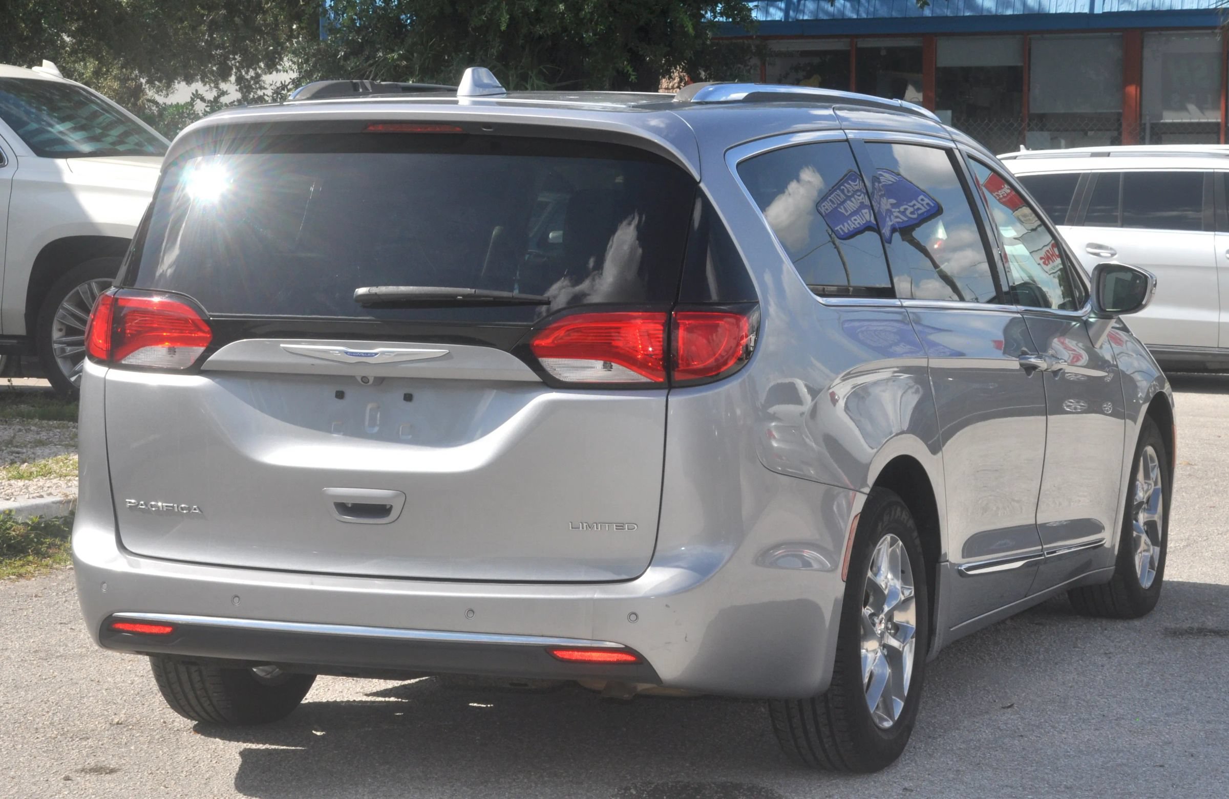 Used 2018 Chrysler Pacifica Limited FWD image 17