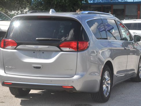 Used 2018 Chrysler Pacifica Limited FWD image 17