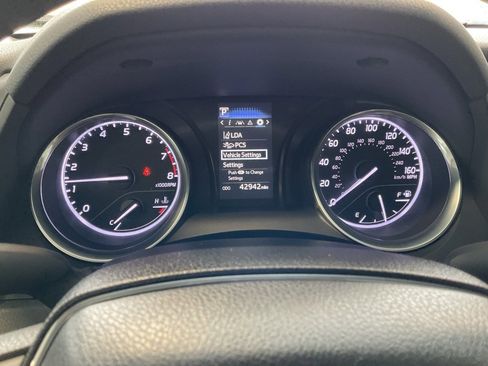 Used 2018 Toyota Camry LE image 14