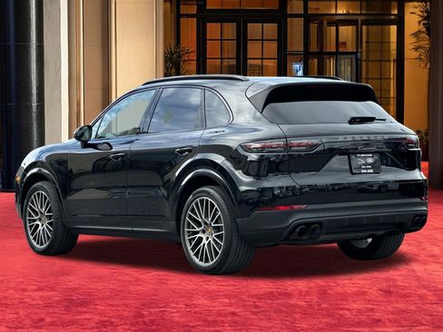 Used 2023 Porsche Cayenne Platinum Edition image 3