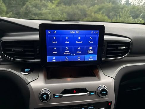 Used 2024 Ford Explorer XLT w/ Equipment Group 202A AWD/4WD image 18