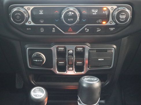 Used 2019 Jeep Wrangler Unlimited Sahara AWD/4WD image 23