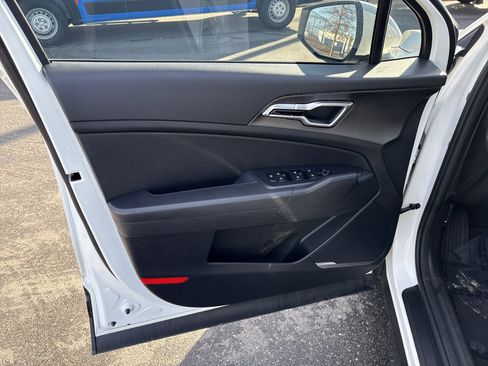 Used 2025 Kia Sportage LX image 15