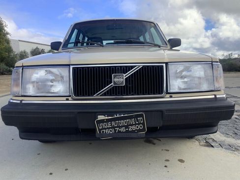 Used 1987 Volvo 240 DL image 3