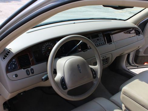Used 2002 Lincoln Town Car Executive RWD image 11