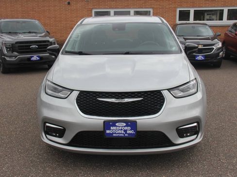 Used 2024 Chrysler Pacifica Touring-L FWD image 9