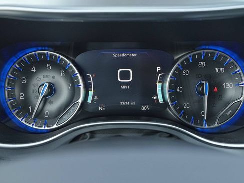 Used 2025 Chrysler Pacifica Limited FWD image 35