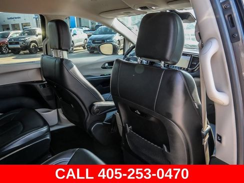 Used 2021 Chrysler Pacifica Touring-L FWD image 25