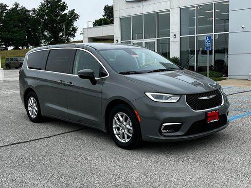 Used 2023 Chrysler Pacifica Touring-L FWD image 2