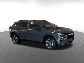 Used 2025 Chevrolet Trax LT w/ LT Convenience Package FWD video 2
