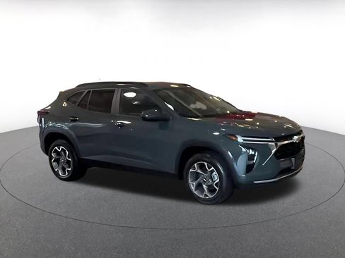 Used 2025 Chevrolet Trax LT w/ LT Convenience Package FWD image 2