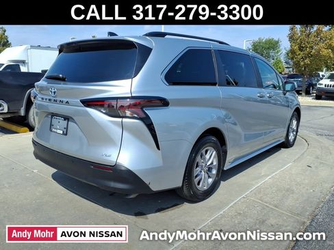 Used 2025 Toyota Sienna XLE FWD image 9