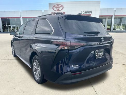 Used 2025 Toyota Sienna XLE FWD image 3
