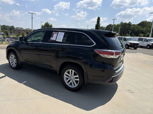 Used 2015 Toyota Highlander LE AWD/4WD image 8