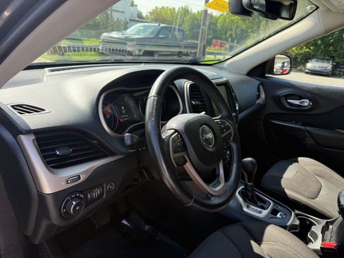 Used 2016 Jeep Cherokee Latitude w/ Comfort/Convenience Group AWD/4WD image 11