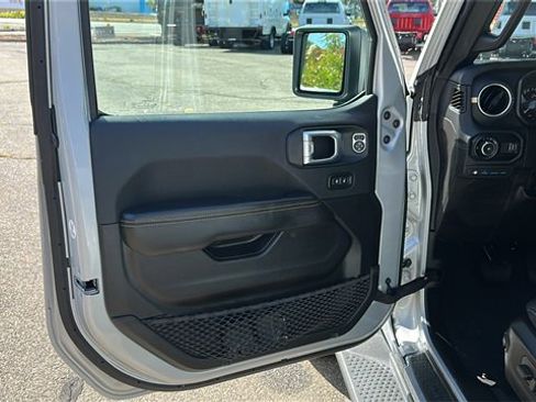 Used 2024 Jeep Wrangler Unlimited Sahara w/ Technology Group image 9