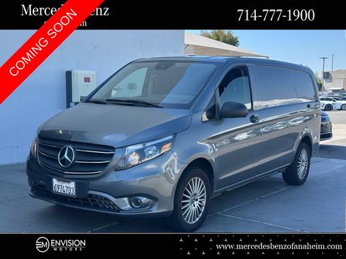 Used 2022 Mercedes-Benz Metris image 1