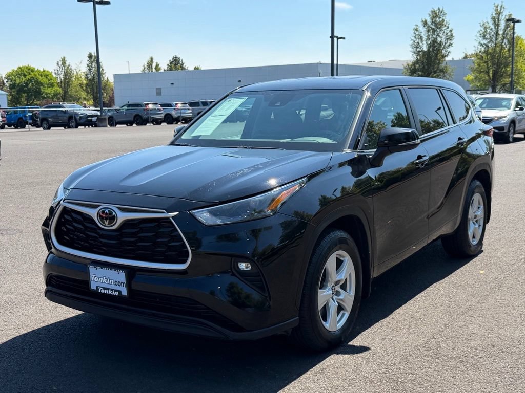 Used 2024 Toyota Highlander LE AWD/4WD image 4