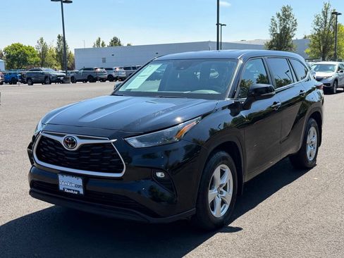 Used 2024 Toyota Highlander LE AWD/4WD image 4