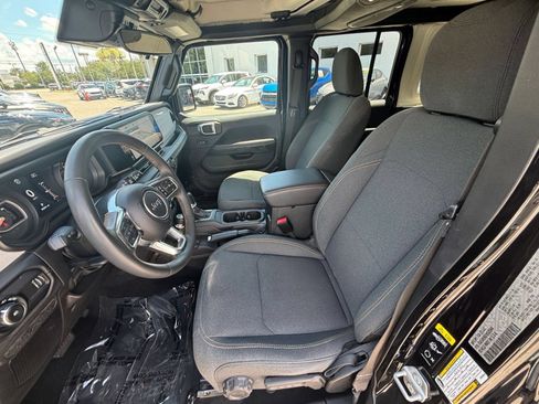 Used 2025 Jeep Wrangler Unlimited Sahara AWD/4WD image 22