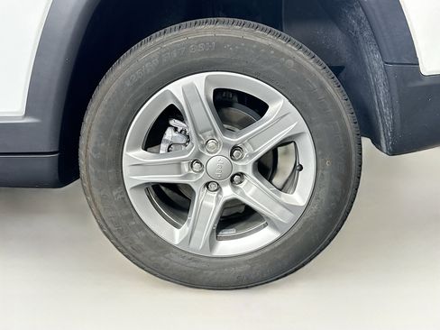 Used 2023 Jeep Compass Latitude AWD/4WD image 11