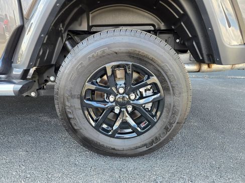 Used 2023 Jeep Gladiator Sport AWD/4WD image 9