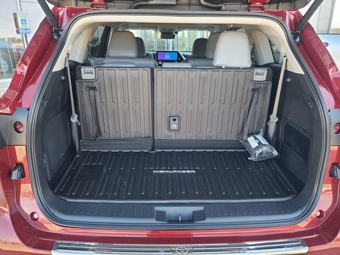 New 2026 Toyota Highlander Platinum image 19