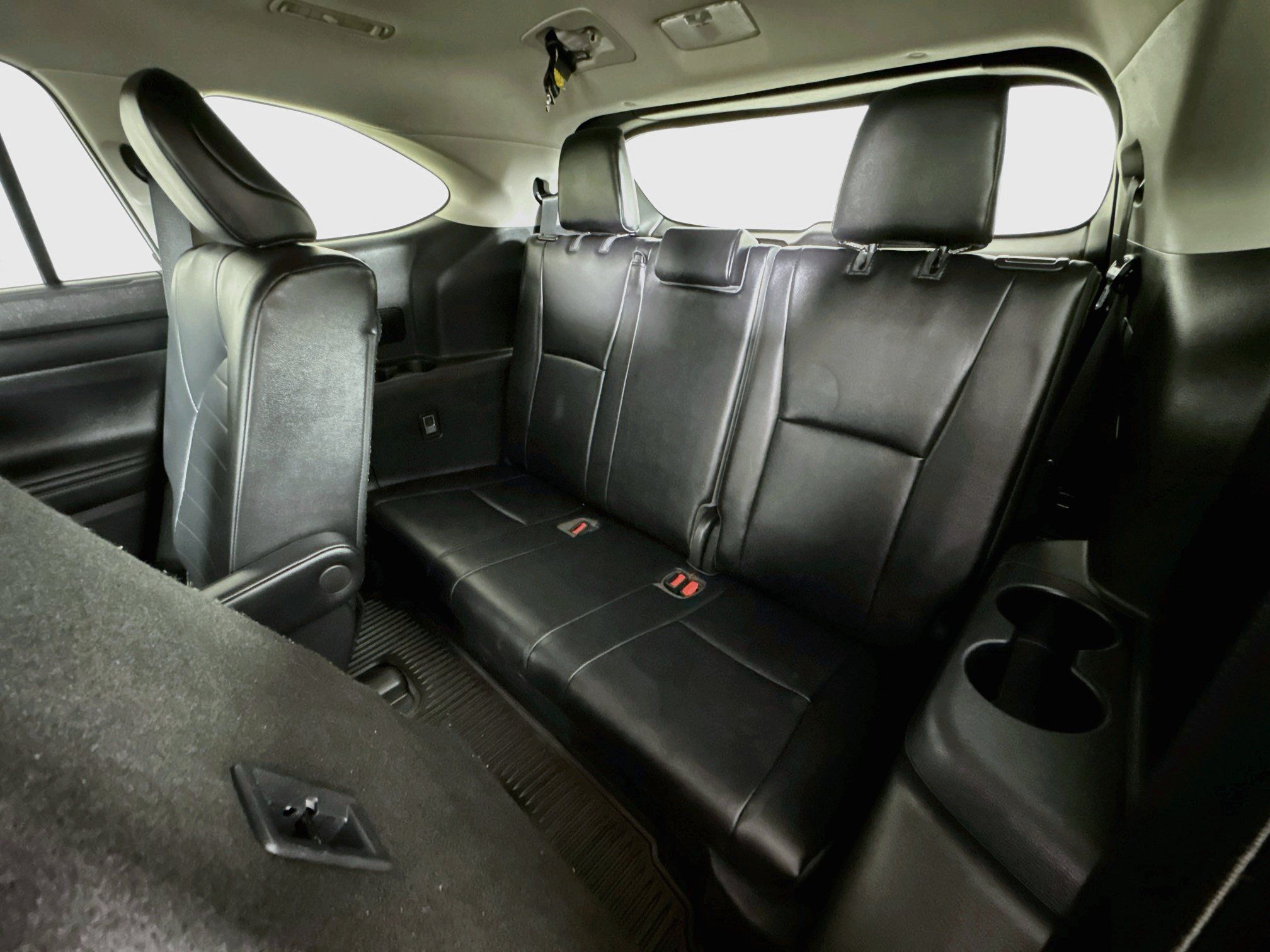 Used 2021 Toyota Highlander XLE AWD/4WD image 29