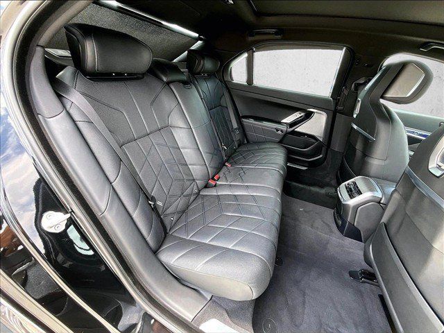 Used 2023 BMW 760i xDrive AWD/4WD image 27