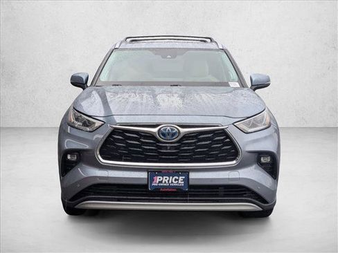 Used 2021 Toyota Highlander Platinum image 2