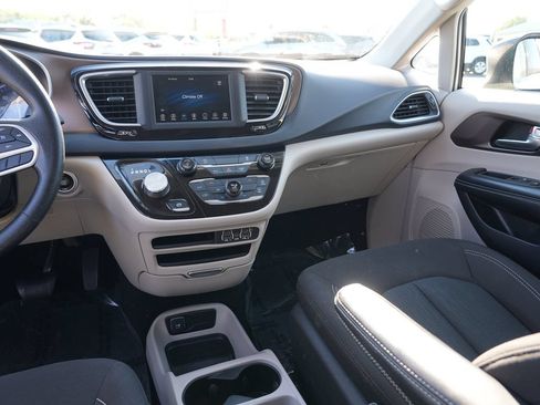 Used 2021 Chrysler Voyager L FWD image 20