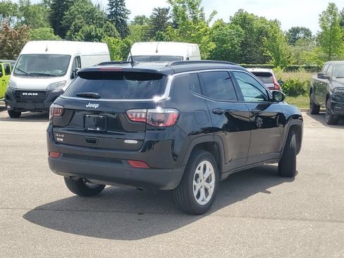 Used 2024 Jeep Compass Latitude AWD/4WD image 2