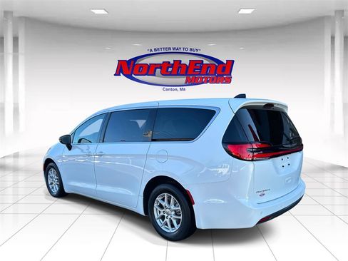 Used 2024 Chrysler Pacifica Touring-L image 5