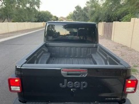 Used 2025 Jeep Gladiator Sport image 5