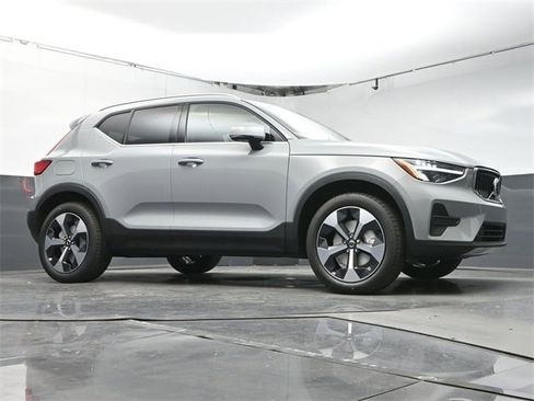 New 2025 Volvo XC40 B5 Core w/ Protection Package Premier image 30