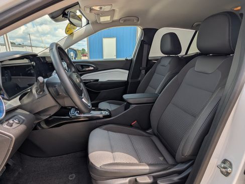 Used 2024 Chevrolet Trax LT w/ Driver Confidence Package FWD image 8