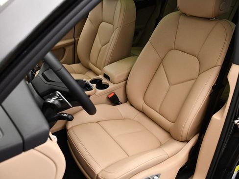 Certified 2025 Porsche Macan image 39