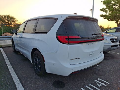 Used 2024 Chrysler Pacifica Limited FWD image 3
