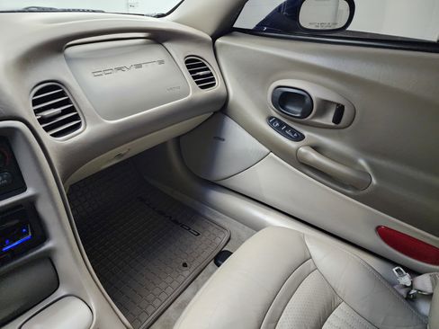 Used 2004 Chevrolet Corvette Convertible w/ Preferred Equipment Group image 11