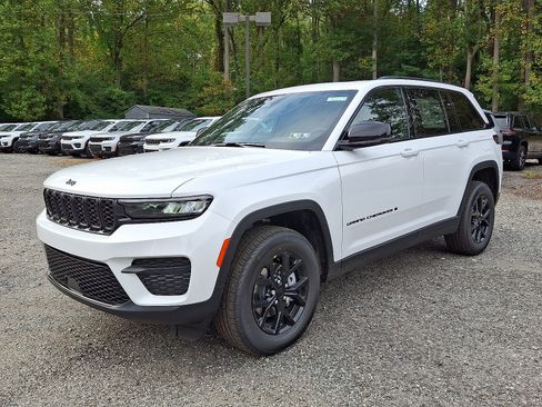 New 2025 Jeep Grand Cherokee Altitude image 2