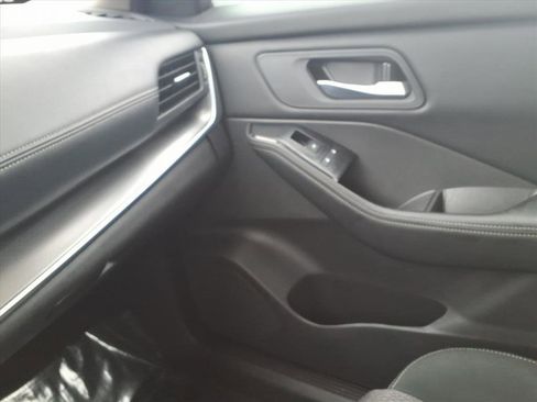 Used 2025 Nissan Rogue SV image 23